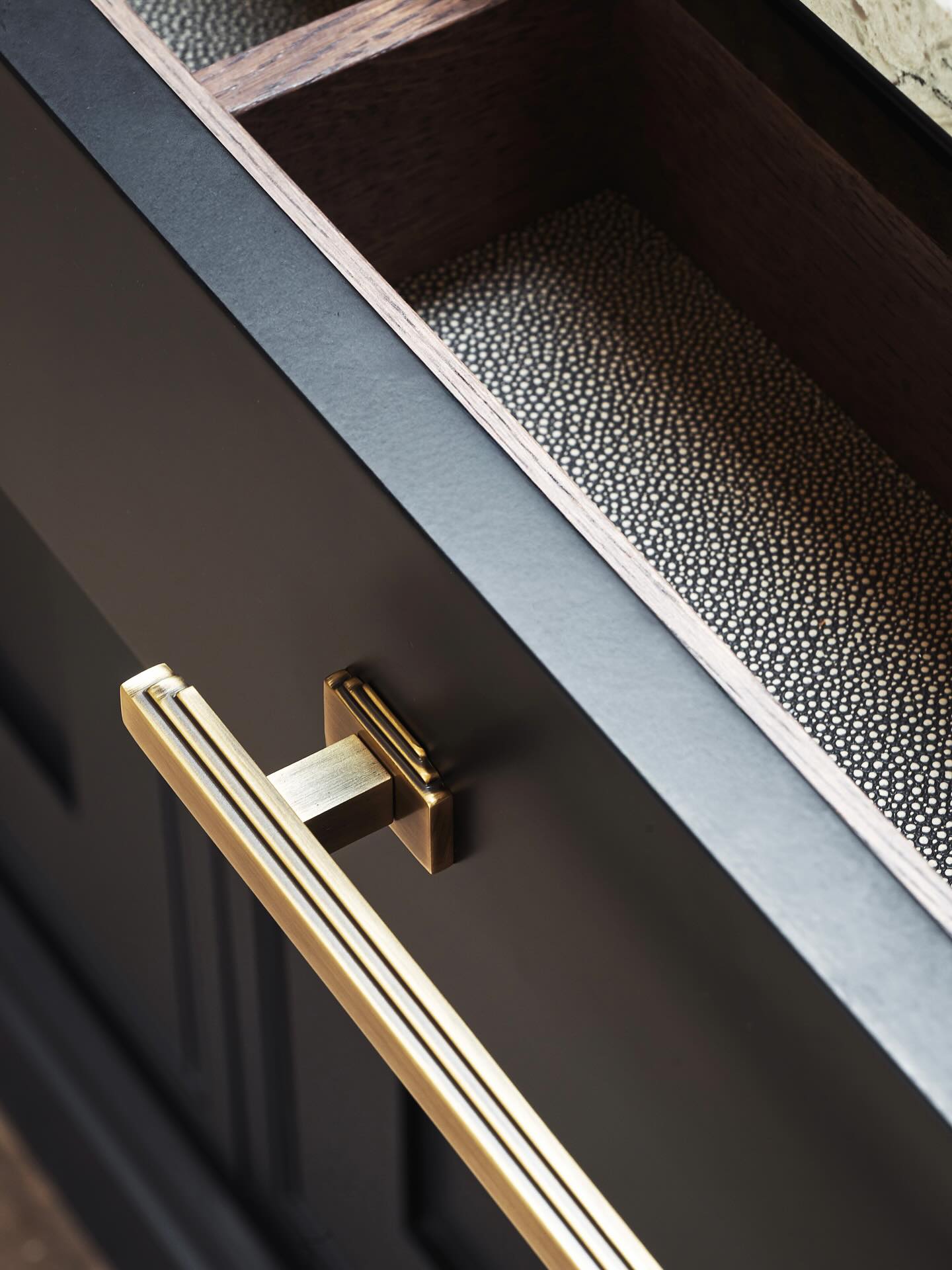 When all the details come together 🫶 @zoffanyfw bone black is one of our favourite dark colours to use paired with our smoked oak stain @altfieldlondon leather to add that extra touch of luxury and all finished off with @hendelandhendel Fitzrovia handles in their dark burnished brass 🤩 dark and moody at its most luxurious #shakerandmaykitchens #shakerkitchen #kitchen #kitchensofinsta #kitchendesign #kitchencabinet #interior #dark #luxury #somerset #wiltshire