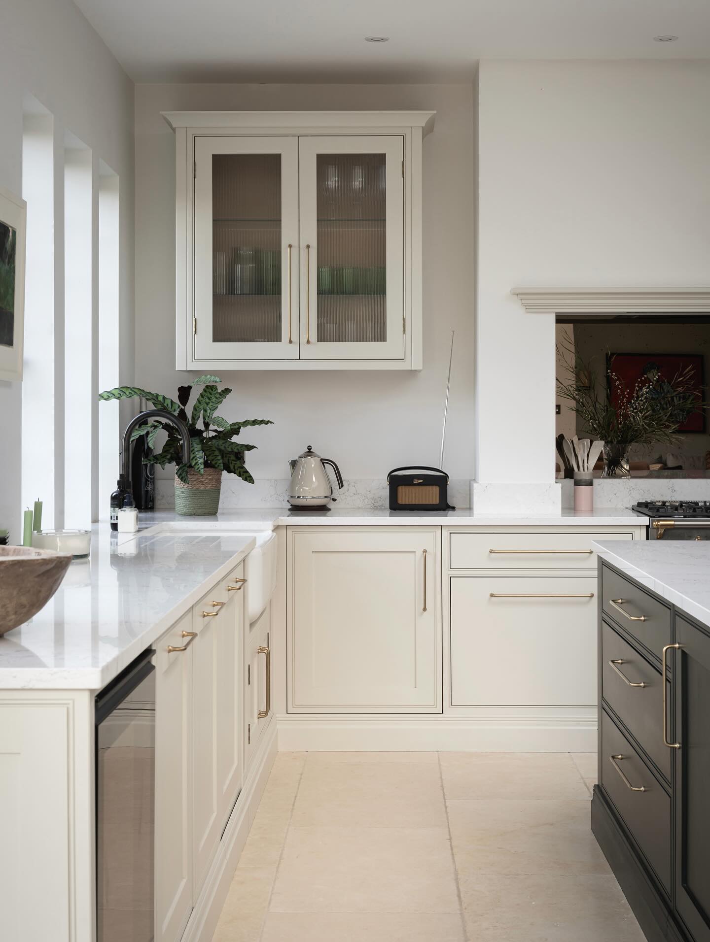 True craftsmanship doesn’t need to shout. In this kitchen simplicity brings out the detail, allowing the materials to speak, natural textures, soft tones and a space created and made for everyday living 🫶 #shakerandmaykitchens #bespokekitchen #kitchendesign #kitchen #kitchensofinstagram #house #home